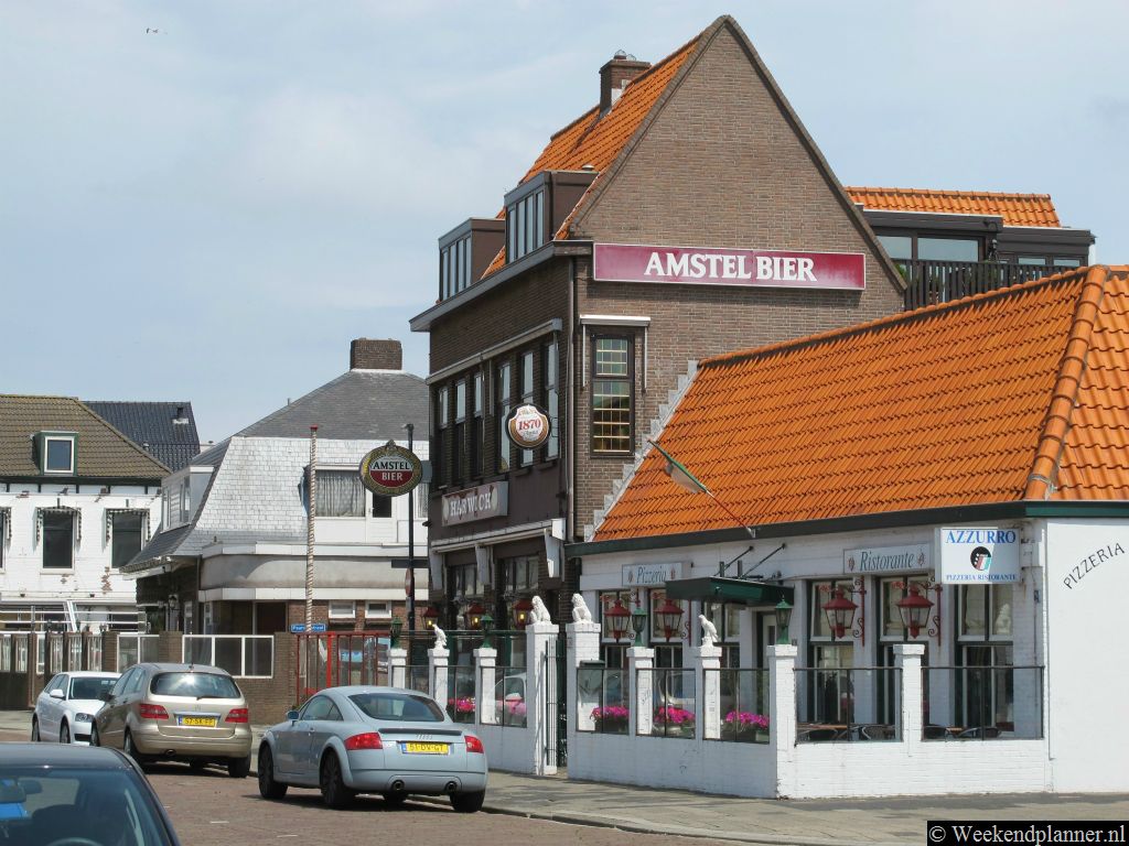 In het dorp Hoek van Holland zijn een aantal restaurants. Op de foto zie je enkele restaurants in de Rietdijkstraat.Tip: De attracties van Hoek van Holland.